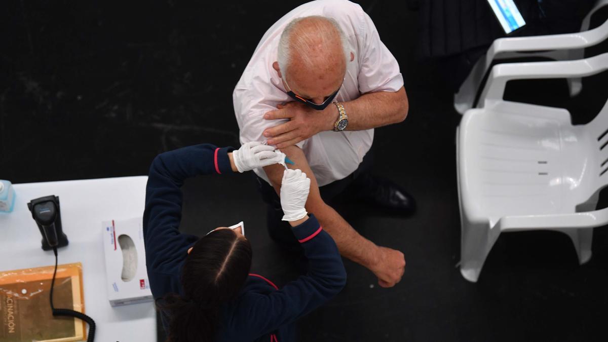 Un hombre recibe el pinchazo durante una jornada de vacunación masiva en Expocoruña