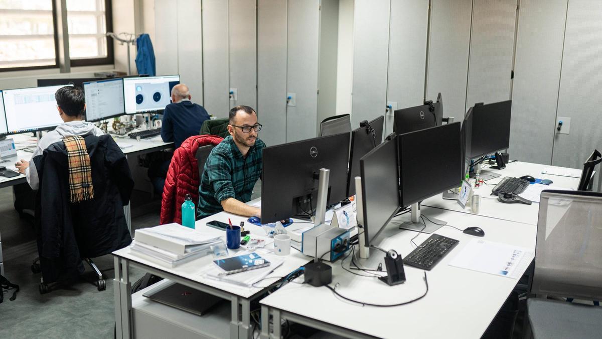 Empleados delante del ordenador, en una imagen de archivo.