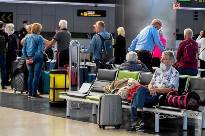 26-03-20  GRAN CANARIA. AEROPUERTO DE GRAN CANARIA. INGENIO TELDE. . Efecto del Covid-19 en el Aeropuerto de Gran Canaria, plataforma de aparcamiento de aviones vacía, últimos turistas y últimos en llegar.  Fotos: Juan Castro.