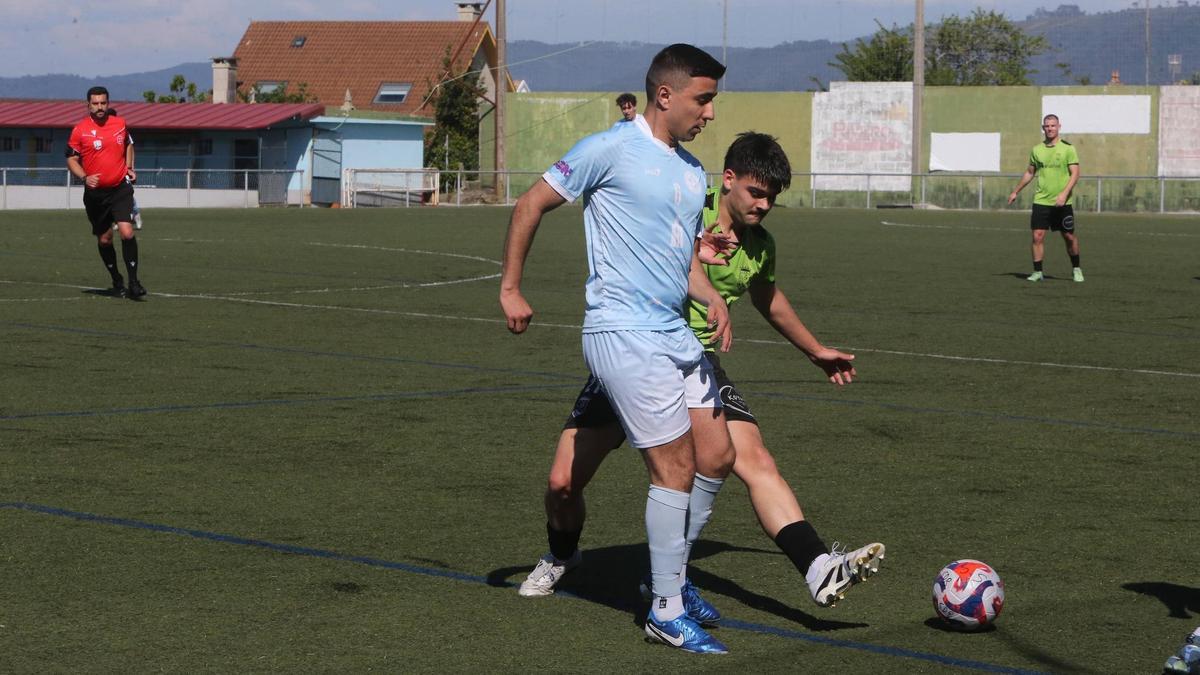 Una acción del partido entre el Beluso y el Valladares disputado en As Laxes.