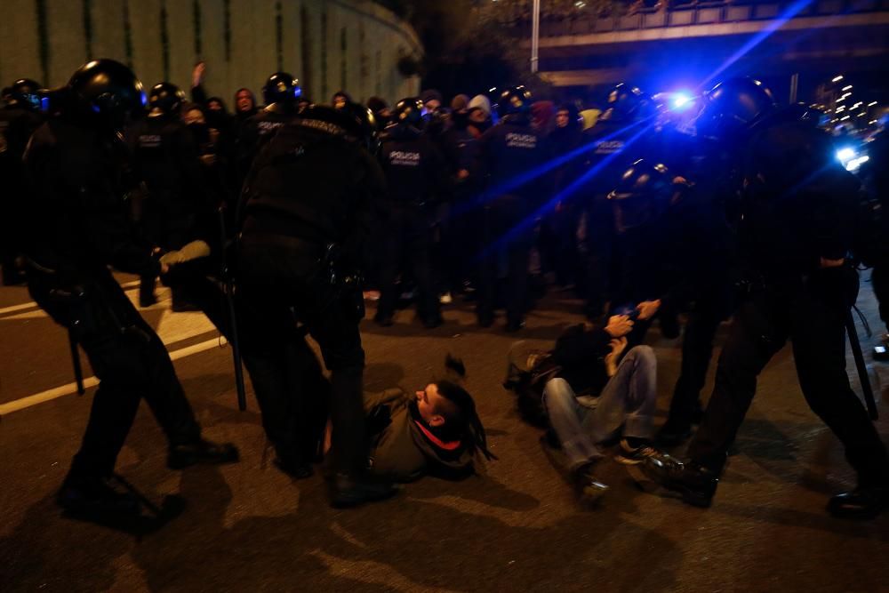 Grupos independentistas cortan vías en Barcelona.