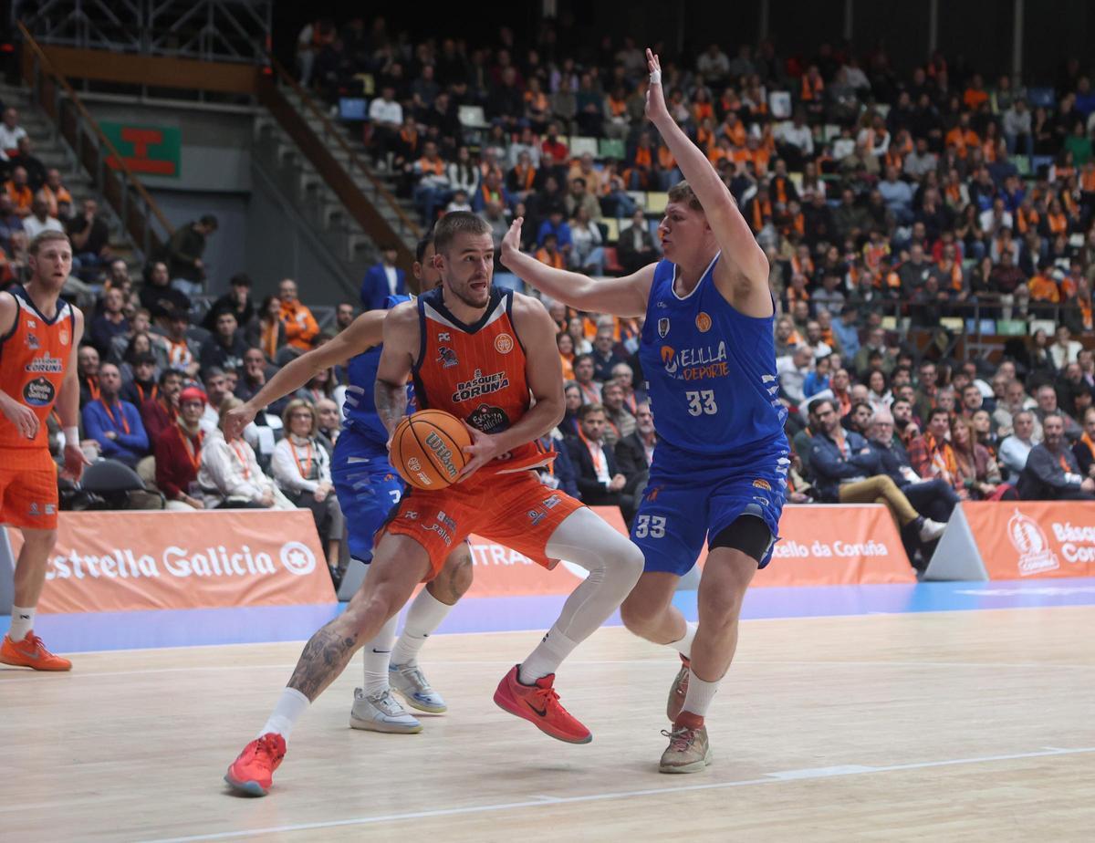 Dino Radoncic protege la pelota ante la defensa del Melilla.
