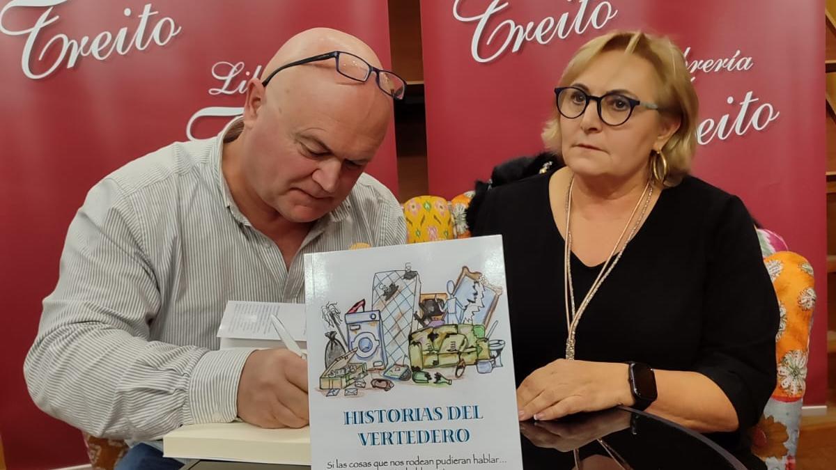Tito Casado e Inés Gómez con su último libro.