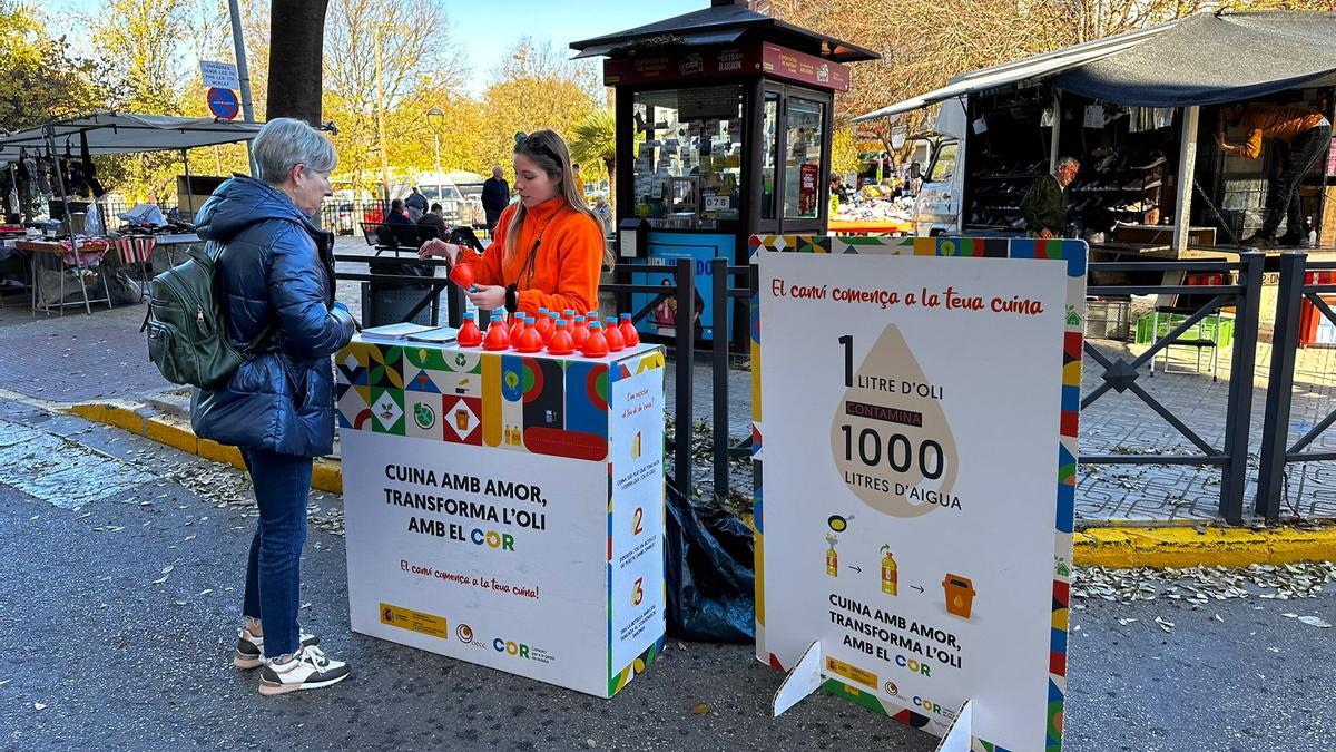 Un estand de la campaña para la reutilización del aceite usado, en Canals.