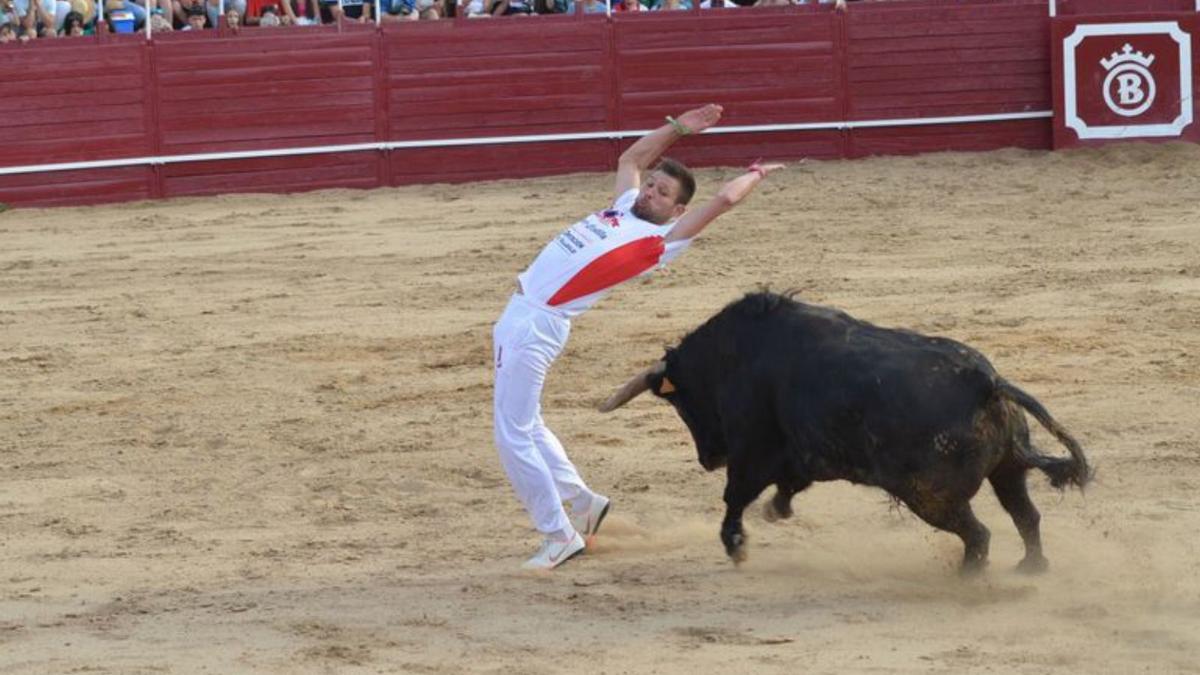 Uno de los cortadores, arriesgando. | E. P.