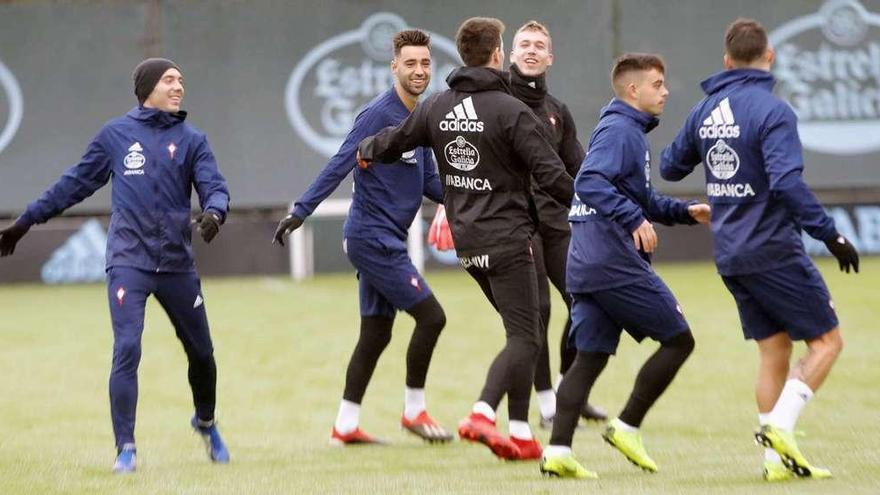 Aspas, Brais Méndez, Rubén Blanco, Iván Villar (de espaldas), Beltrán y Hugo Mallo, ayer, en A Madroa. // Ricardo Grobas