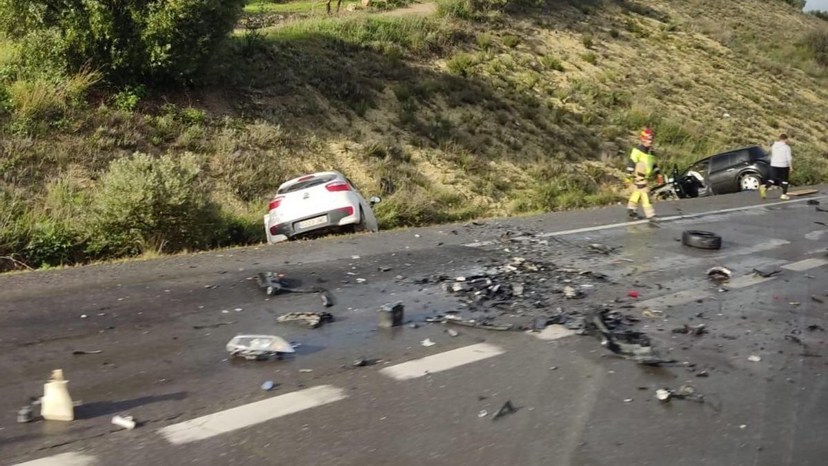 Aspecto de los dos vehículos implicados en el accidente de la A 318 en el término municipal de Zuheros.