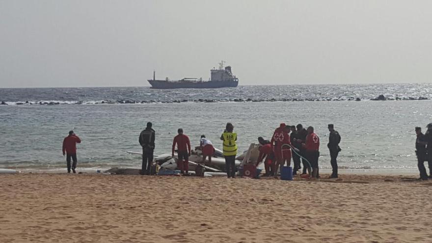 Aterrizaje de emergencia de una avioneta en la playa de Las Teresitas