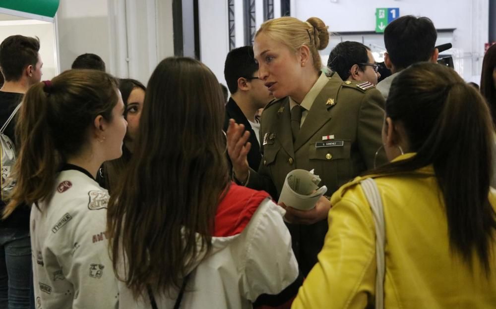 Soldats uniformats al Saló de l'Ensenyament de Barcelona