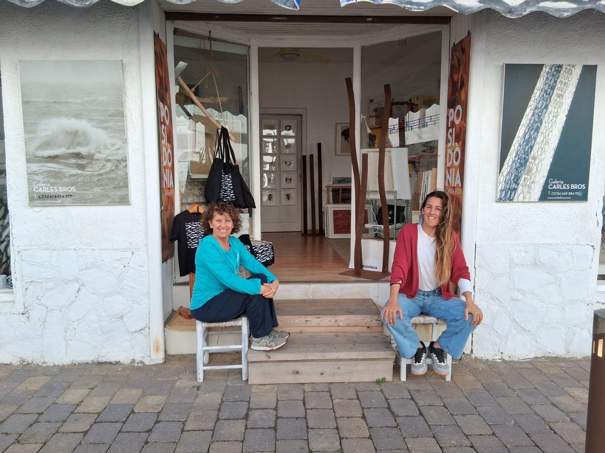 Conxita Pérez i Pat Bros davant de la galeria Carles Bros