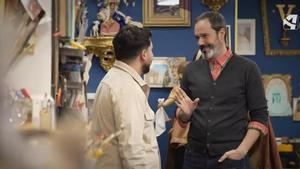 Nacho Rubio conversa con el imaginero Víctor Carazo.