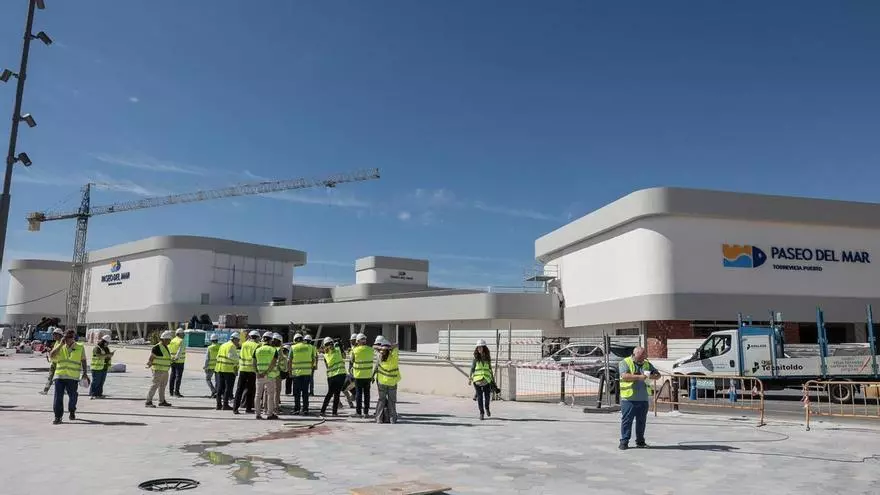 Visita de autoridades a las obras del nuevo centro de ocio Paseo del Mar en el Puerto de Torrevieja