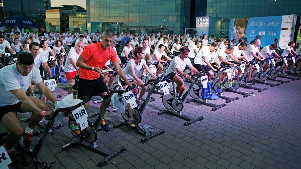 Sesion de spinning con la presencia de Joan Gracia de Tricicle y gente del mundo del deporte.