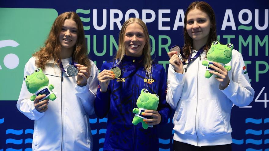 Estella Tonrath posa con su medalla de campeona de Europa en el podio