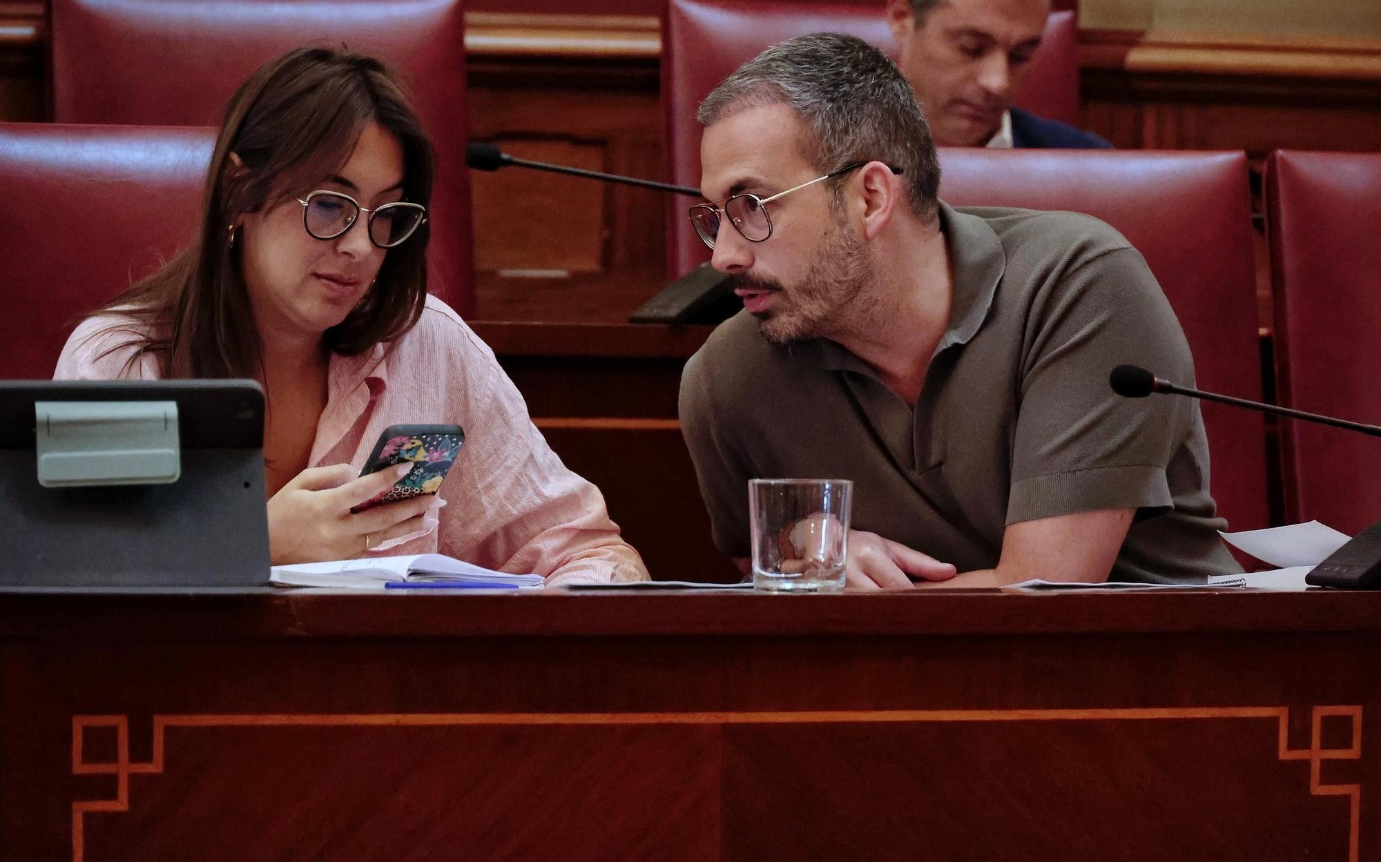 El concejal de Participación Ciudadana, Javier Rivero, habla con su compañera Charín González.