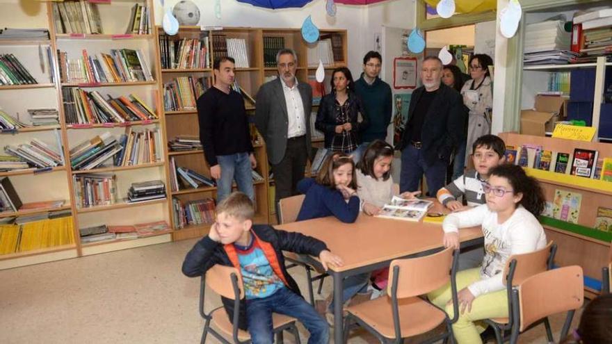 Alumnos en la biblioteca del colegio San Tomé durante la visita institucional. // Noé Parga