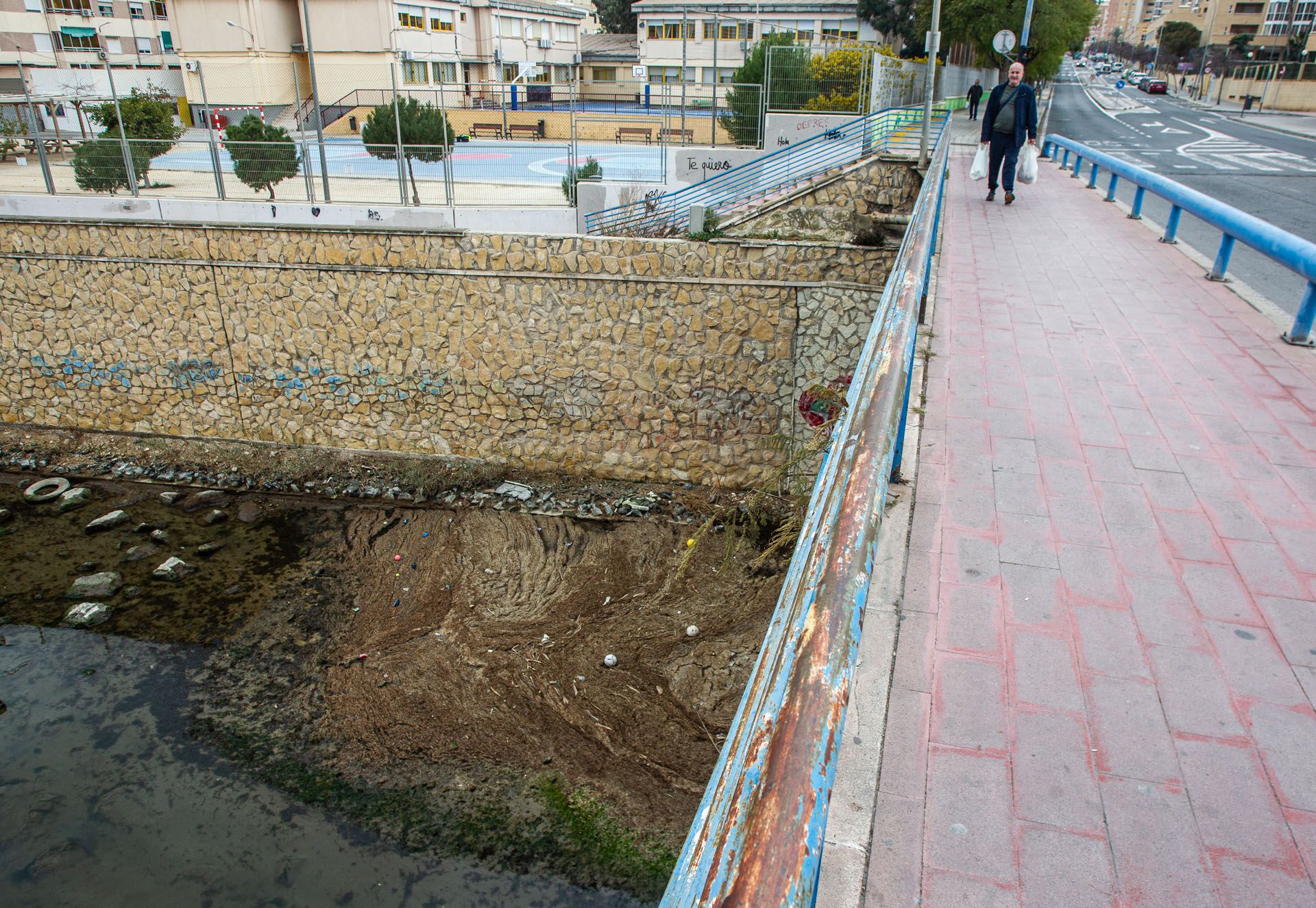 Los vecinos exigen la limpieza del Barranco de las Ovejas