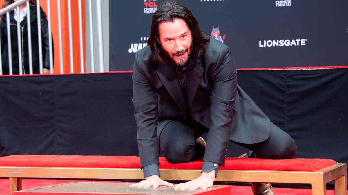 El actor canadiense Keanu Reeves ha inmortalizado este jueves sus huellas y firma en cemento frente al Teatro Chino de Los Ángeles.