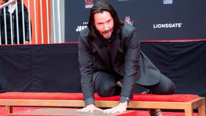 gosh-i-love-movies-keanu-reeves-puts-handprints-in-cement-in-hollywood