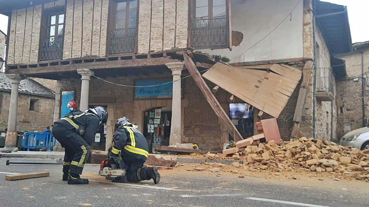 Los bomberos retiran la columna y los escombros. | Araceli Saavedra