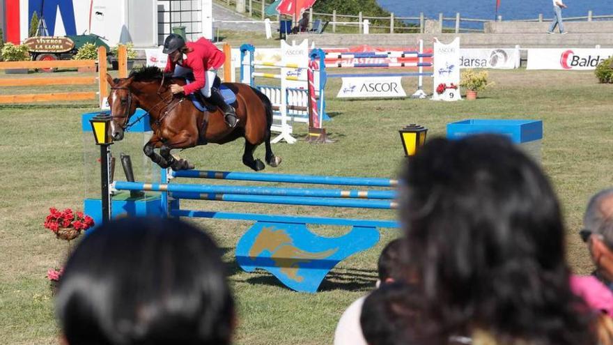 Uno de los participantes saltando un obstáculo ayer en Luanco.