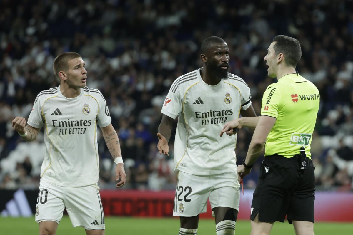 Antonio Rüdiger protesta una acción al árbitro