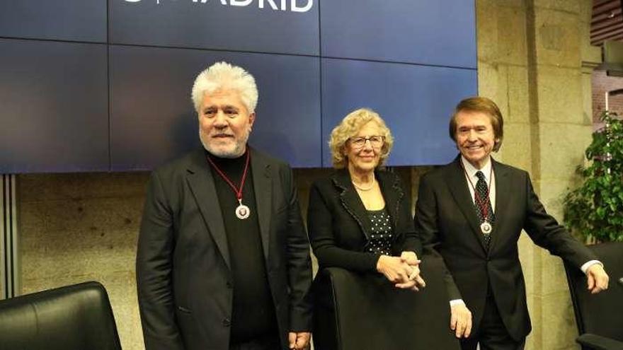 Almodóvar, Carmena y Raphael.