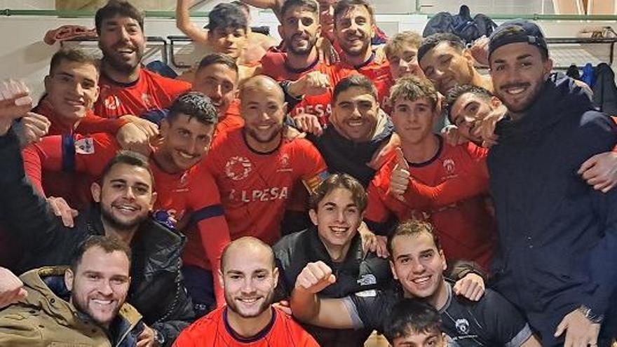 Los jugadores de la UE Tavernes celebran uno de sus triunfos en la Lliga À Punt Comunitat