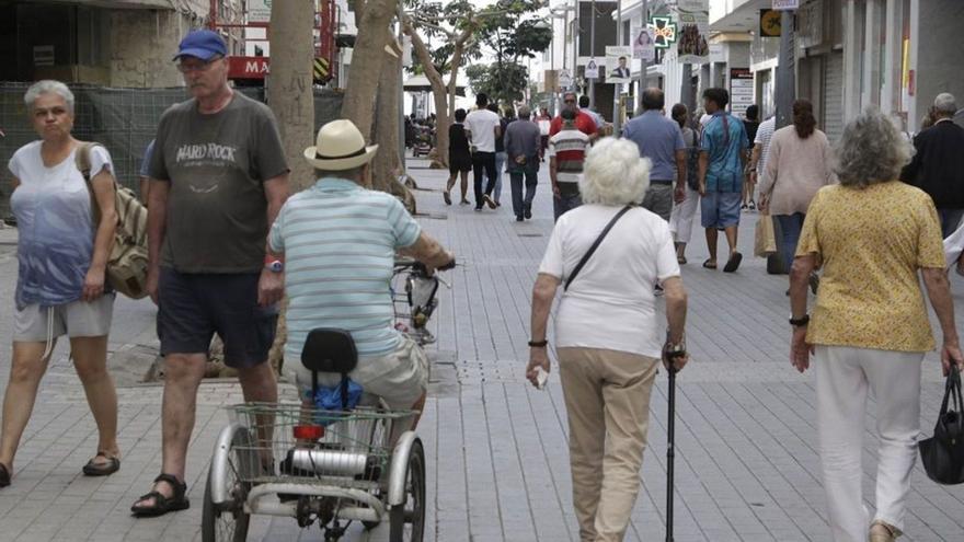 Vecinos de Arrecife, en Lanzarote, pasean por la calle Real de la capital de la Isla. | | LA PROVINCIA/DLP