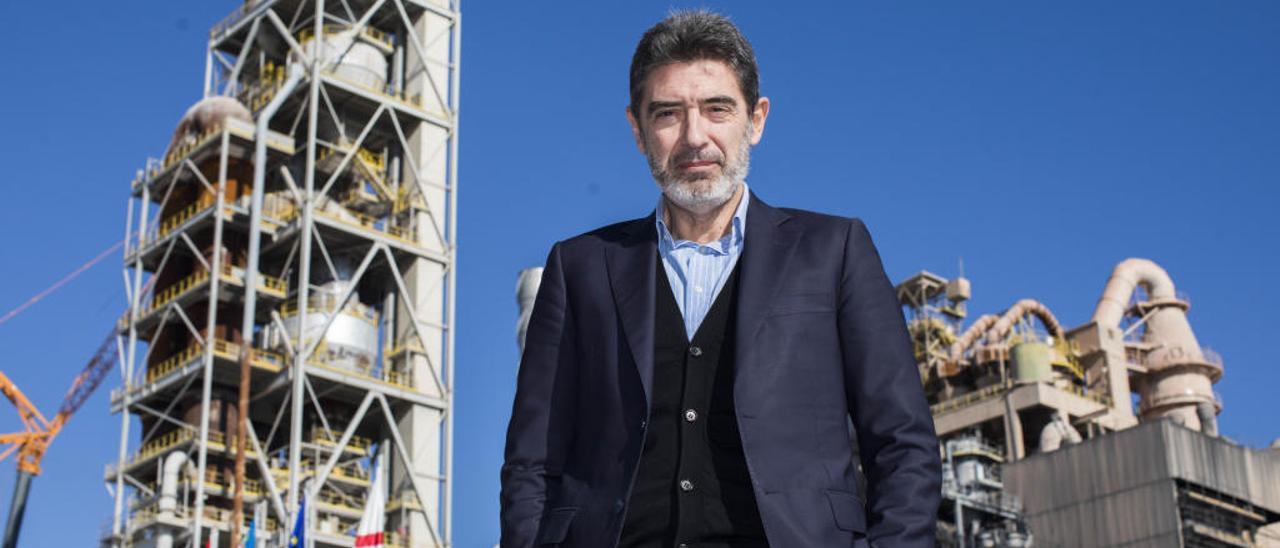 Pedro Palomino,presidente de Cemex España, en la planta de Buñol.