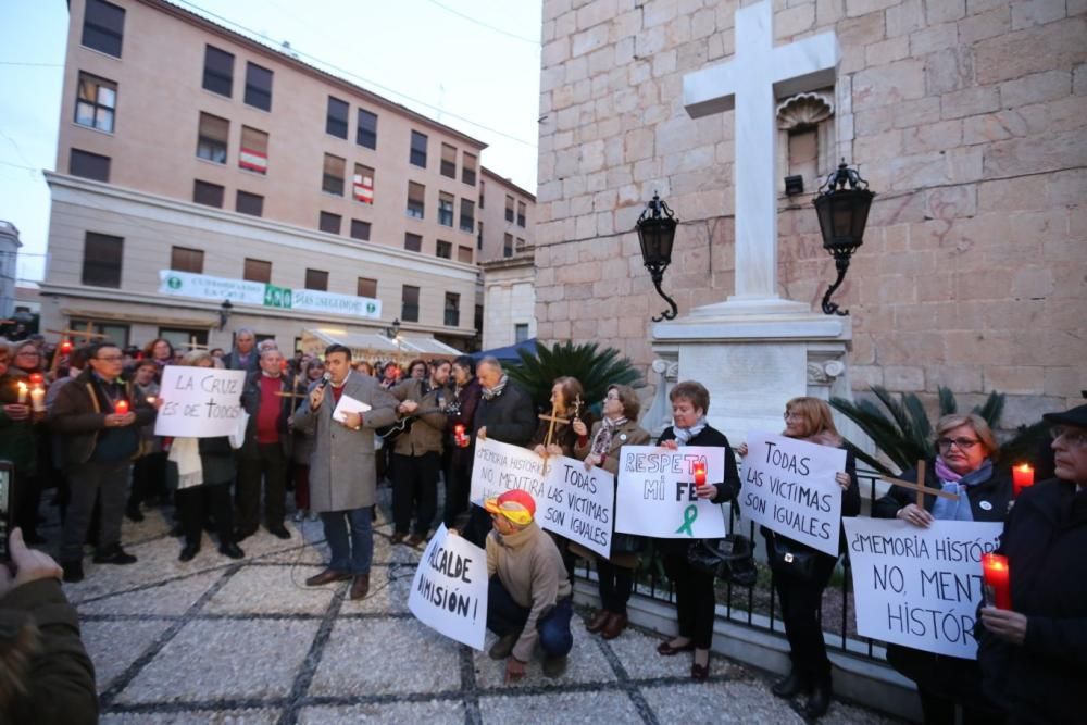 Unos 300 vecinos se concentran en la plaza de España para defender la Cruz ante su inminente retirada y con un espectacular despliegue de Guardia Civil para evitar incidentes.