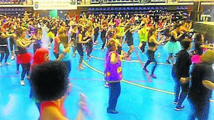 Gala benéfica a ritmo de zumba en el pabellón deportivo de Rojales