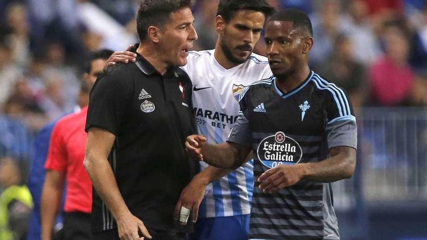 Berizzo, junto a a Recio y a Beuavue, tras recriminar a Camacho una dura entrada a Hjulsager. // Jorge Zapata