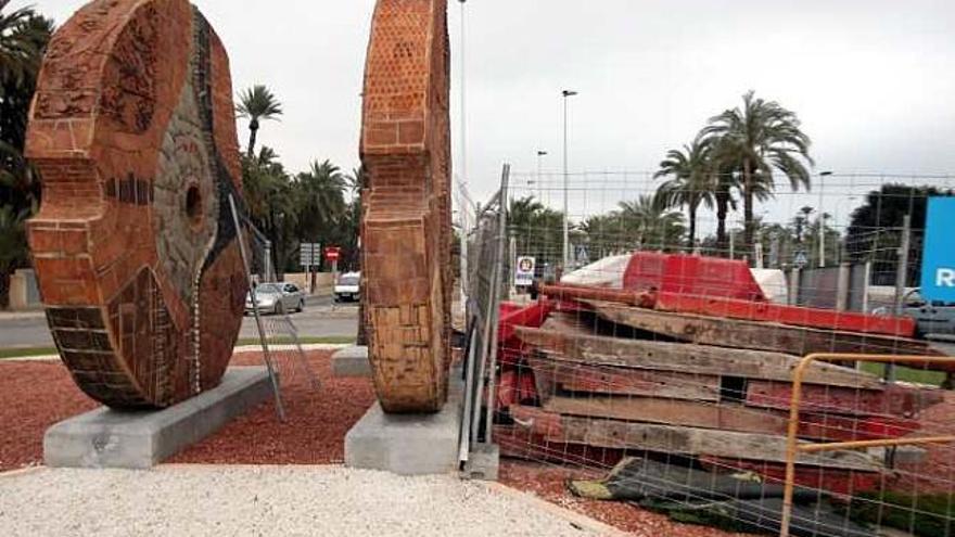 Material de obra que desluce la creación artística de Arcadi Blasco