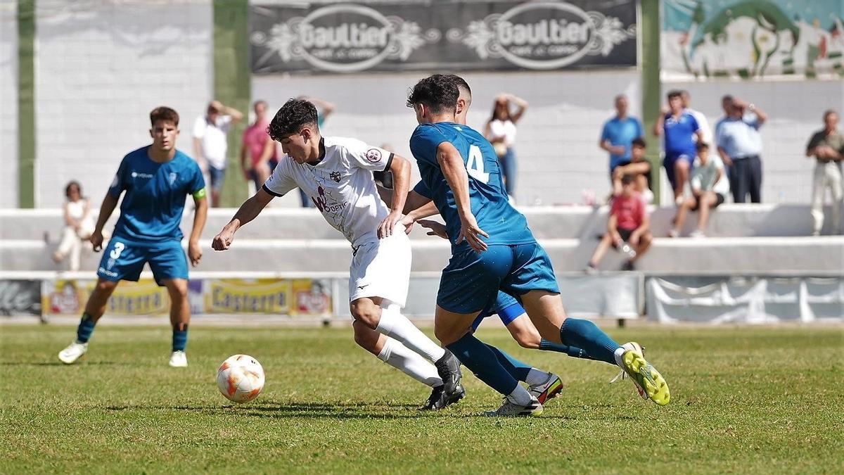 Lance del pasado derbi entre el Pozoblanco y el Córdoba B, en el Municipal.