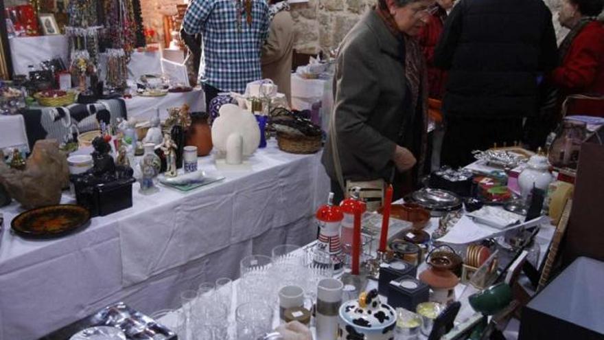 Algunos visitantes en el primer día del mercadillo de Manos Unidas.