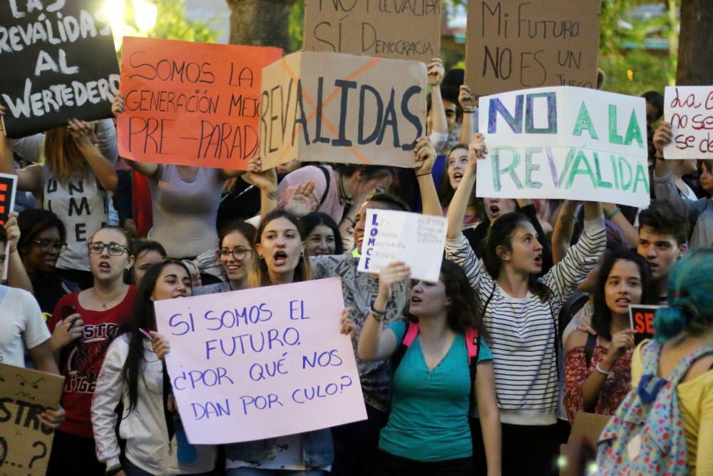 Unos 250 alumnos, profesores y padres secundan la protesta contra la Lomce y las nuevas pruebas en Torrevieja