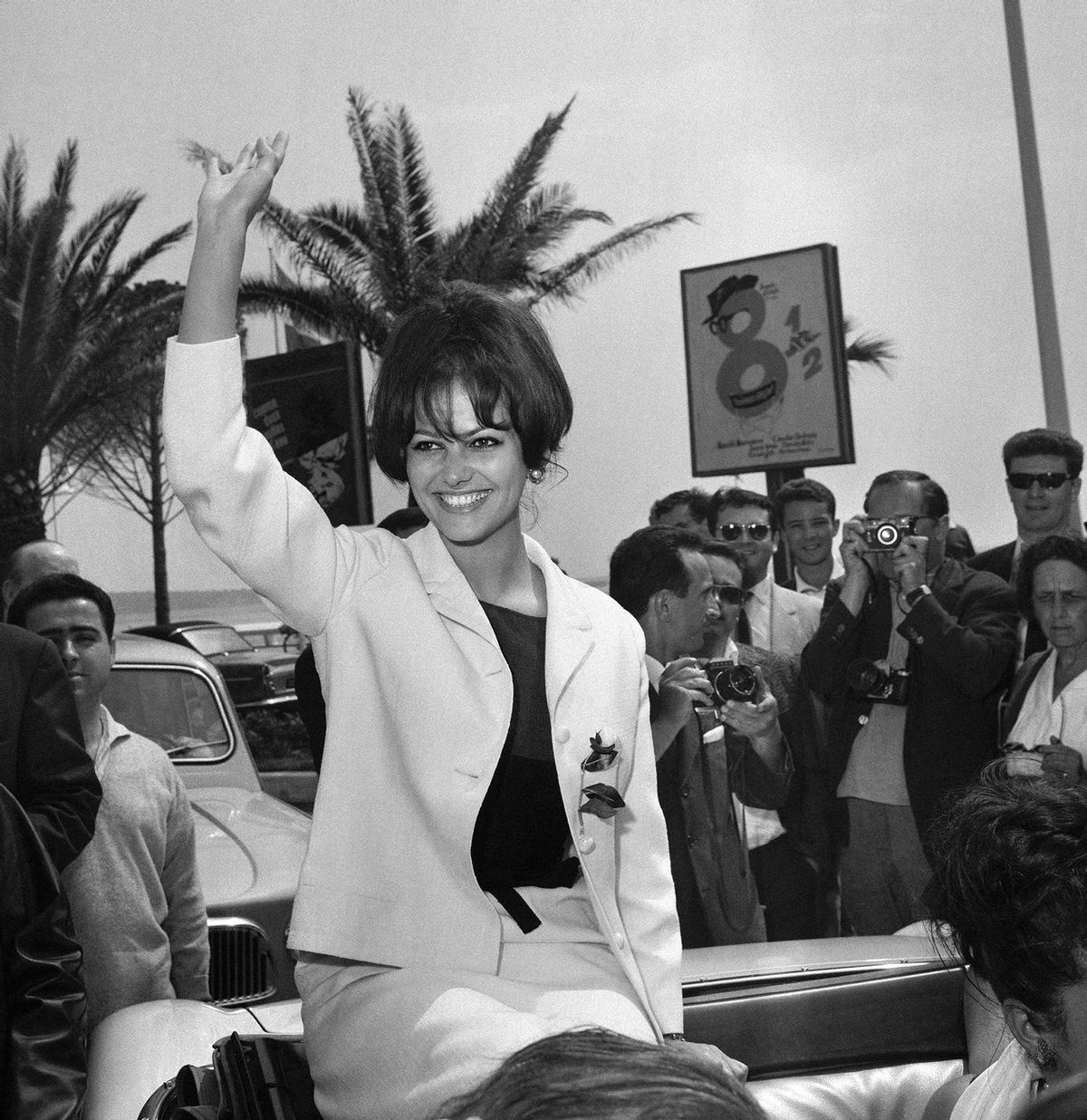 Claudia Cardinale sonriendo a sus fans antes de la presentación de la película Otto e mezzo dirigida por el director italiano Federico Fellini en el 16º festival de cine de Cannes, en mayo de 1963