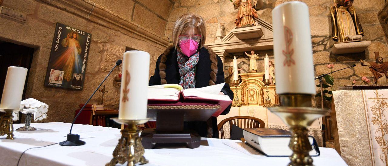 María Canosa Otero, en el altar de la iglesia de Santa Cristina de Cobres.