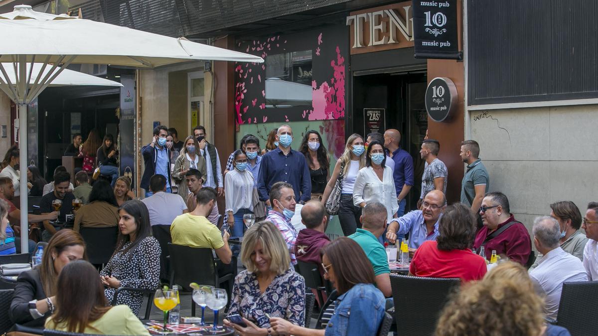 25/09/2021 | Terrazas llenas de gente una tarde de sábado en Castaños