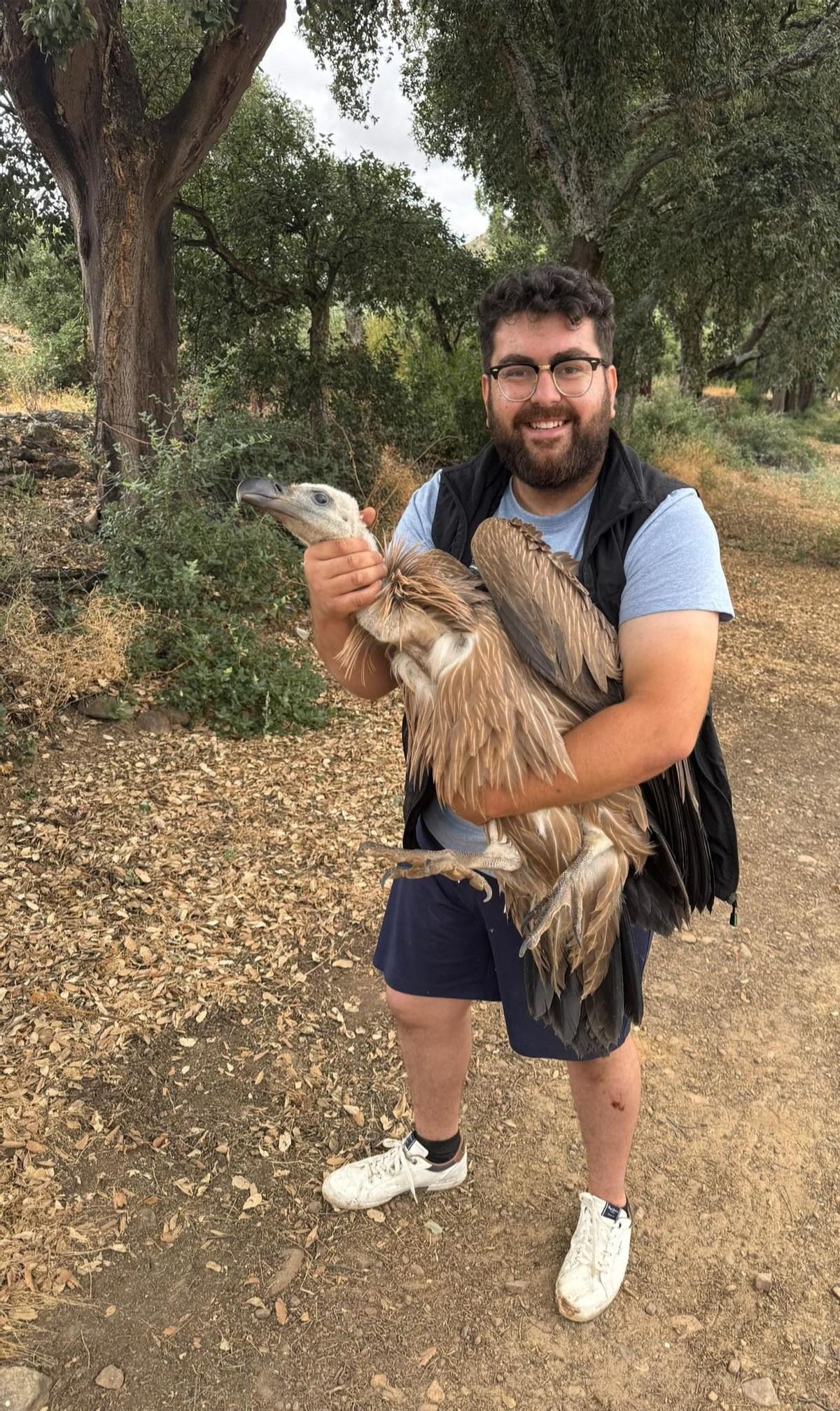 Juanjo con el buitre en los brazos.