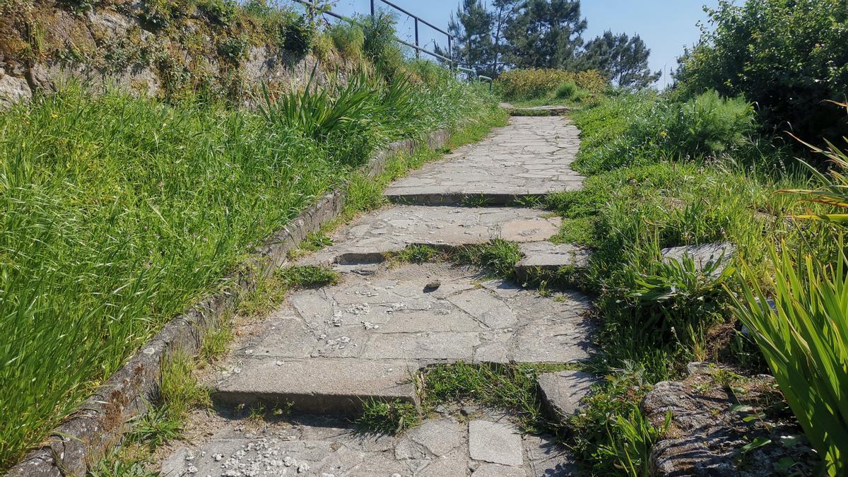 Escalinata que baja a la playa de Santa Marta.