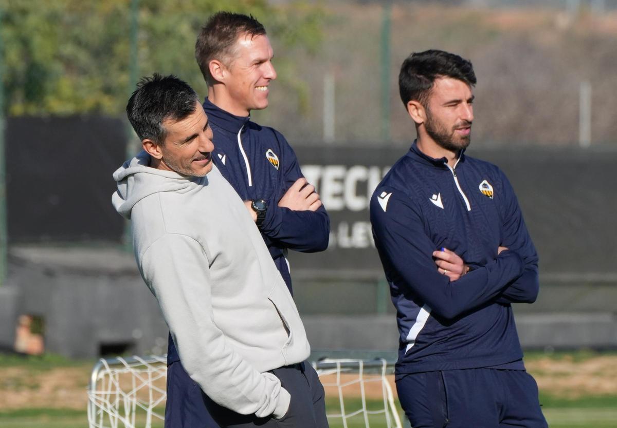 Johan Plat, durante un entrenamiento junto a Bob Voulgaris y Sergi Ripollés