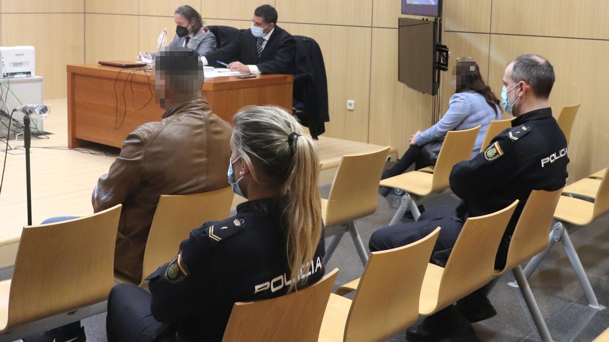 El condenado por violar a sus tres hijas y la madre a la que le imponen una multa por no hacer nada por evitarlo.