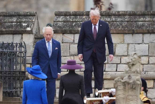 17 September 2025, United Kingdom, Windsor: UK King Charles III (L) arrives with US President Donald Trump, watched by Queen Camilla and First Lady Melania Trump, for a Beating Retreat ceremony at Windsor Castle, on day one of the US presidents second state visit to the UK. Photo: Jonathan Brady/PA Wire/dpa 17/09/2025 ONLY FOR USE IN SPAIN. Jonathan Brady/PA Wire/dpa;royalty;heads of state;diplomacy;politics;US President Trump state visit to the UK;