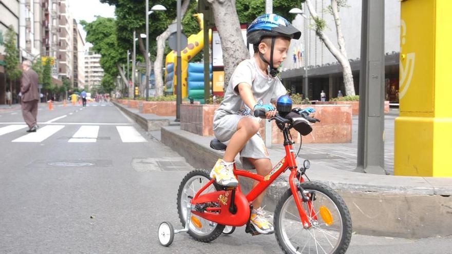 Un niño en bicicleta en Mesa y López.