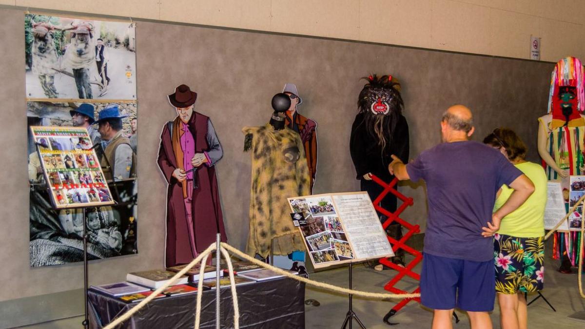 Exposición de mascaradas por el Día de la Comarca. | Ch. S.