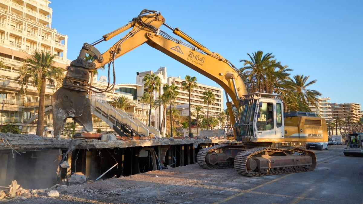 La Autoridad Portuaria reanuda la demolición de la discoteca Social Club en el paseo Marítimo de Palma