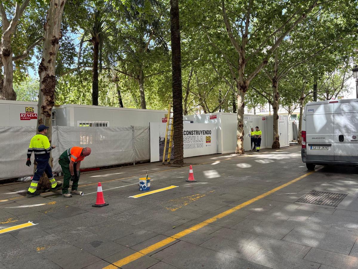 Trabajadores pintan acceso al párking Albareda