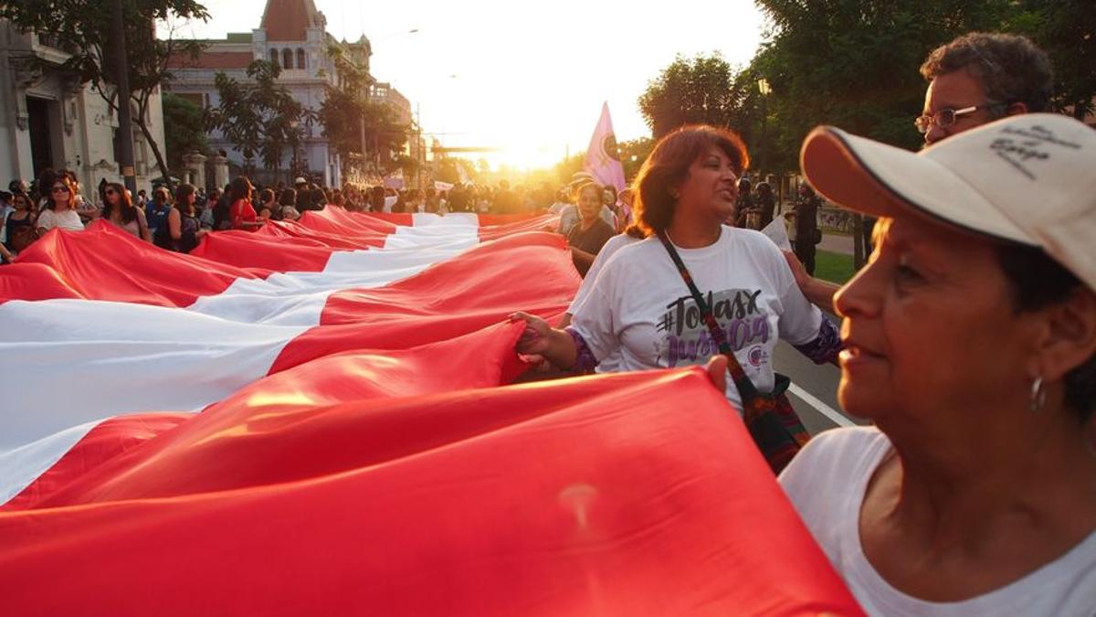 La Justícia peruana reconeix com a família una parella de dones La Justícia peruana reconeix com a família una parella de dones